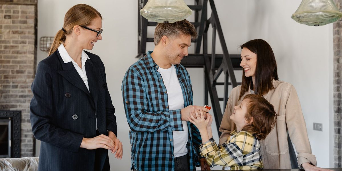 Familie primind cheile unei case noi
